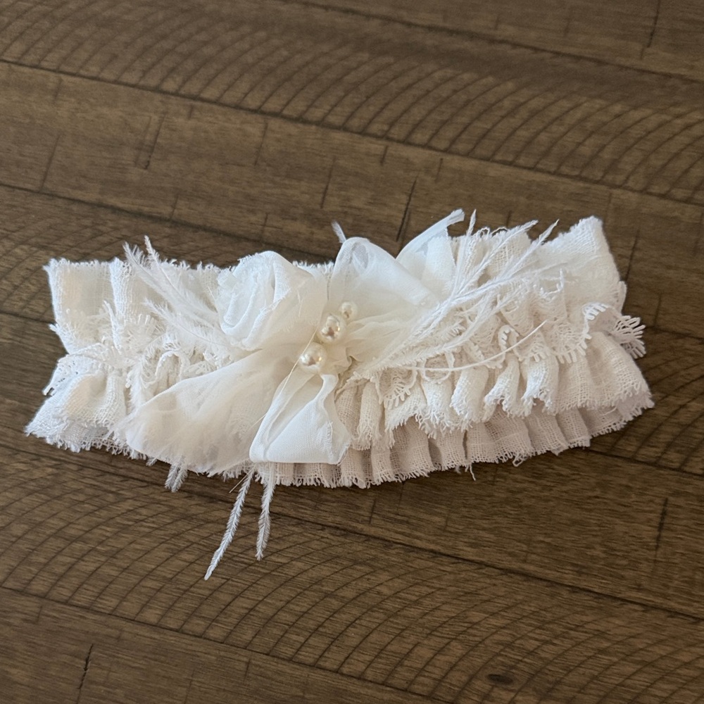 Elegant White Lace Garter